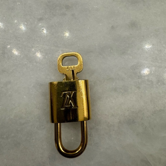 Louis Vuitton Lock and Key 304. - Picture 2 of 2